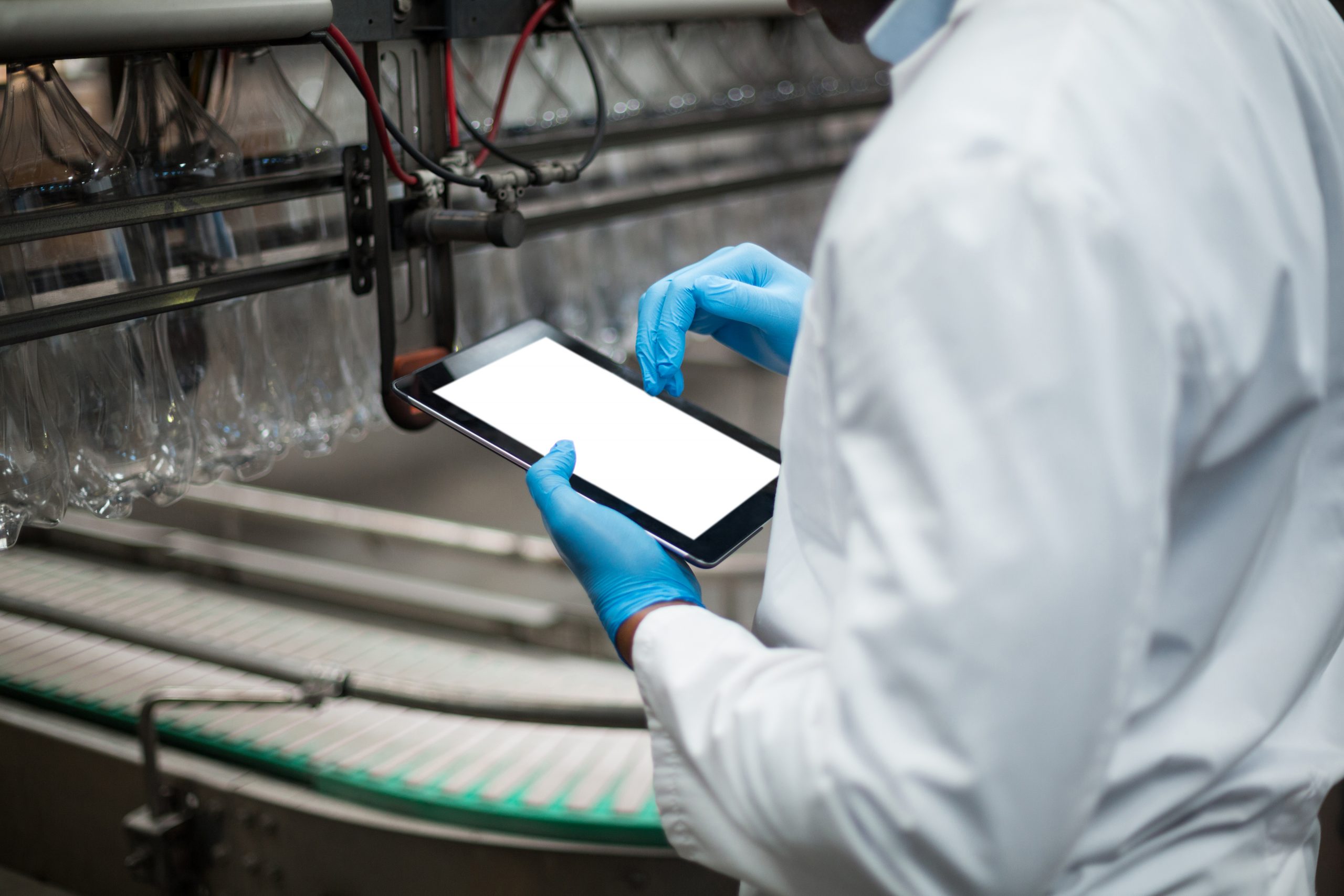 G-SENSE MES — operator z tabletem przy maszynie